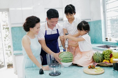 Bình Minh cùng hai công chúa trổ tài vào bếp