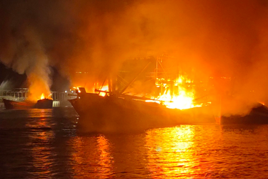Hiện trường vụ cháy lớn thiêu rụi 5 con tàu tiền tỷ