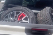 Cảnh sát phát hiện xe bán tải chở 4 bánh ô tô nghi liên quan vụ trộm cắp