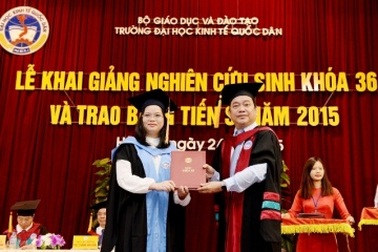 Trao bằng tiến sĩ Kinh tế cho 75 học viên