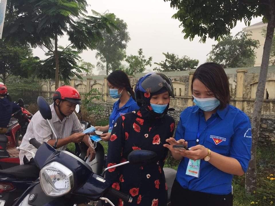 Hà Tĩnh: Hình ảnh đáng nhớ về tình nguyện viên trong kỳ thi tốt nghiệp THPT - 8 Hà Tĩnh: Hình ảnh đáng nhớ về tình nguyện viên trong kỳ thi tốt nghiệp THPT - 8