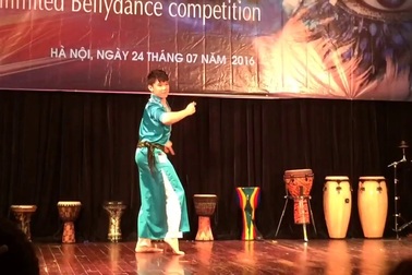 "Tròn mắt" xem nam thanh niên biểu diễn múa bụng (bellydance)