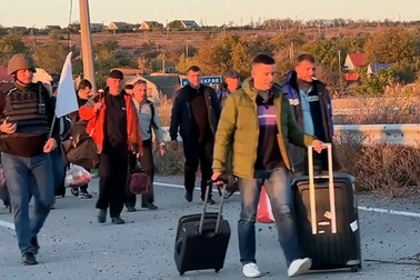 Nga - Ukraine trao trả hơn 200 tù nhân giữa lúc chiến sự leo thang