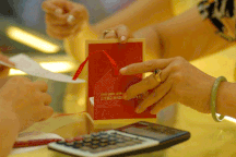 Giá vàng tiếp tục sụt giảm, chênh lệch tăng cao