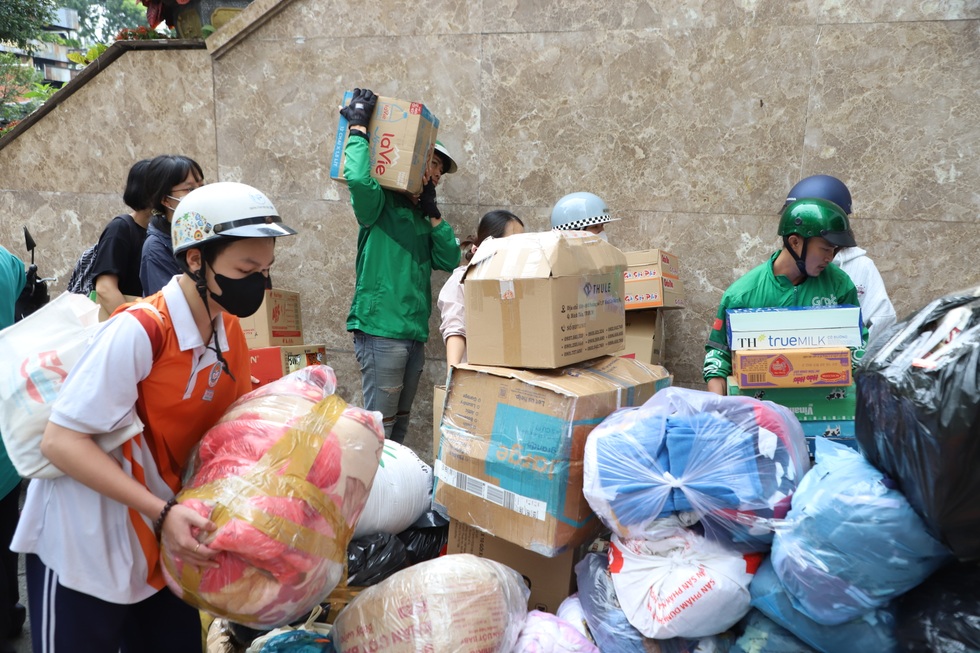 Chủ tịch Ủy ban MTTQ TPHCM kể về những ngày tổng lực hỗ trợ miền Trung - 3 Chủ tịch Ủy ban MTTQ TPHCM kể về những ngày tổng lực hỗ trợ miền Trung - 3