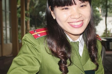 Nữ quản giáo xinh đẹp cảm hóa phạm nhân bằng sự chân thành