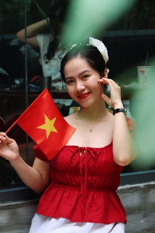 Người trẻ đeo khăn rằn, cầm cờ đỏ sao vàng check-in "cà phê yêu nước" - 11