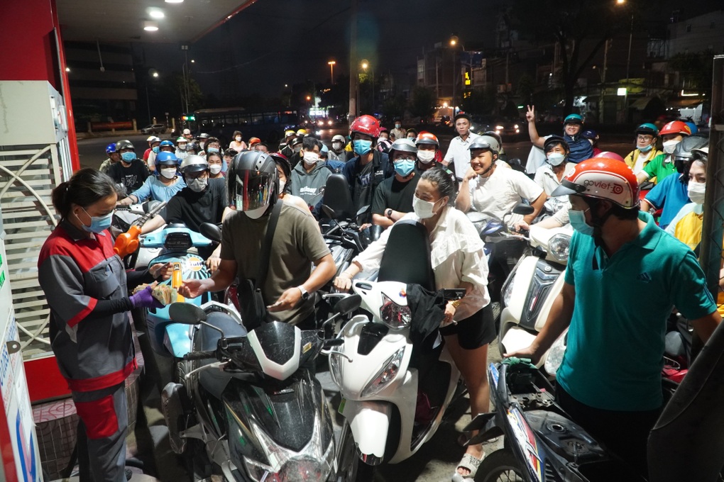 Tài xế công nghệ hủy chuyến, nhiều người tắt app vì hết xăng - 1 Tài xế công nghệ hủy chuyến, nhiều người tắt app vì hết xăng - 1