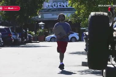 Con trai út bí ẩn của "ông vua pop" Michael Jackson bất ngờ xuống phố