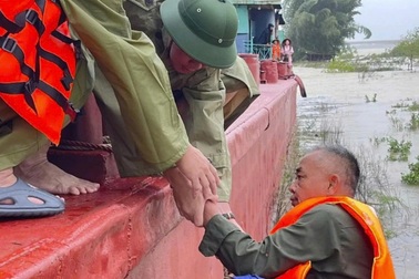 Giải cứu 5 ngư dân mắc kẹt giữa sông trong thời điểm bão Kajiki đổ bộ