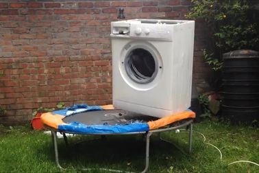 Cách làm máy giặt nhảy như trẻ con