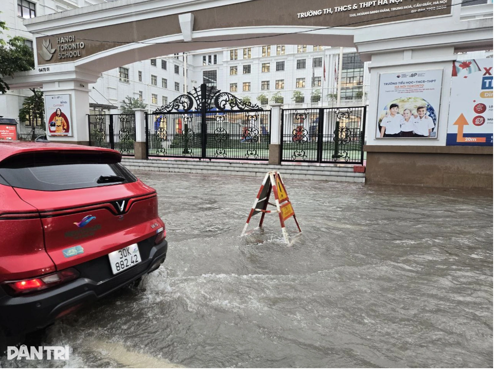 Hanoi flooded heavily, school had to ask army vehicles to Hà Nội ngập nặng, trường học phải nhờ xe quân đội “giải cứu” học sinh - 2