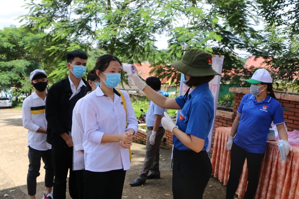 Nghiêm ngặt kiểm tra thí sinh vào làm thủ tục dự thi tốt nghiệp THPT 2020 - 24 Nghiêm ngặt kiểm tra thí sinh vào làm thủ tục dự thi tốt nghiệp THPT 2020 - 24
