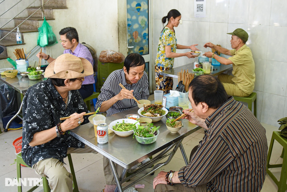 Quán bún đầu cá độc nhất Hà Nội, bà chủ bán cả tạ cá một ngày - 9 Quán bún đầu cá độc nhất Hà Nội, bà chủ bán cả tạ cá một ngày - 9