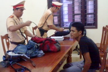 Vi phạm luật giao thông, “lộ” đồ nghề câu trộm chó và súng 