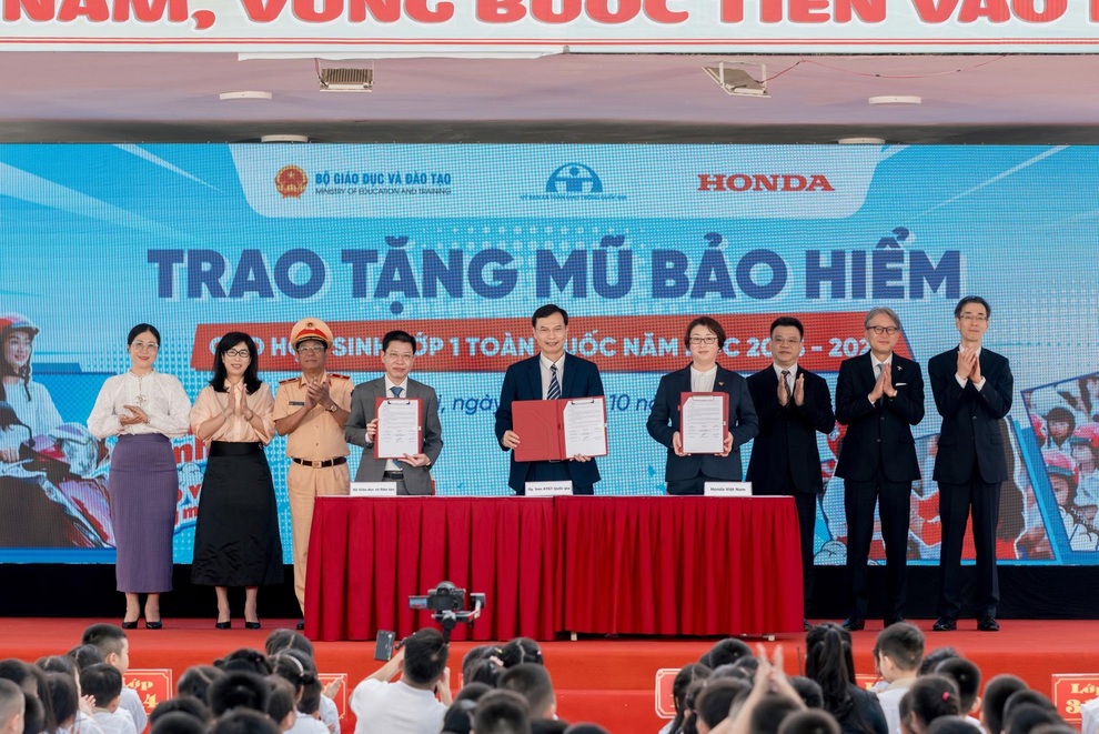 Honda Việt Nam trao 1,8 triệu mũ bảo hiểm cho học sinh lớp một trên toàn quốc Honda Việt Nam trao 1,8 triệu mũ bảo hiểm cho học sinh lớp một trên toàn quốc