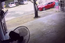 Lao vào chiếc Mazda đỗ ngược chiều, xe Fortuner lăn kềnh giữa đường