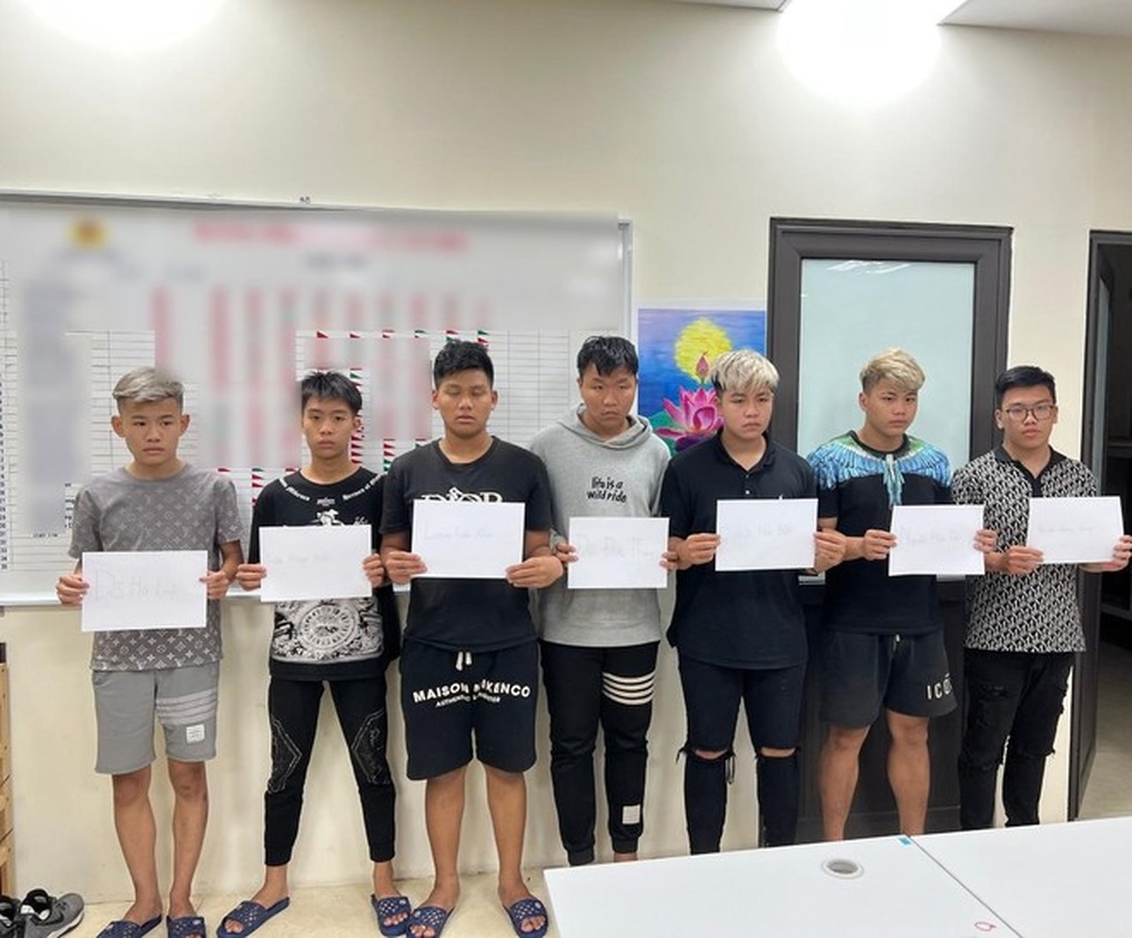 Nhóm thanh thiếu niên cầm dao phóng lợn diễu hành giữa phố Hà Nội - 1 Nhóm thanh thiếu niên cầm dao phóng lợn diễu hành giữa phố Hà Nội - 1