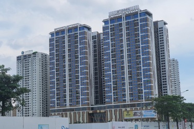 Chung cư cao cấp dán biển "thang máy dành cho căn hộ nợ phí dịch vụ"