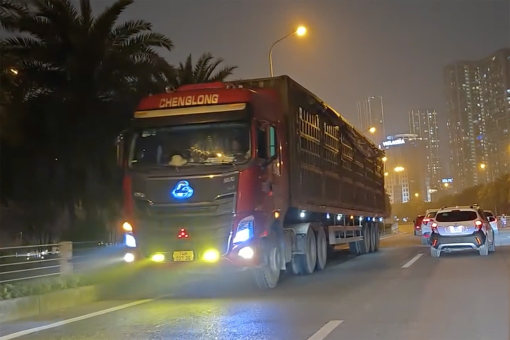 Tài xế xe đầu kéo bị phạt vì đi ngược chiều đường gom đại lộ Thăng Long - 2 Tài xế xe đầu kéo bị phạt vì đi ngược chiều đường gom đại lộ Thăng Long - 2