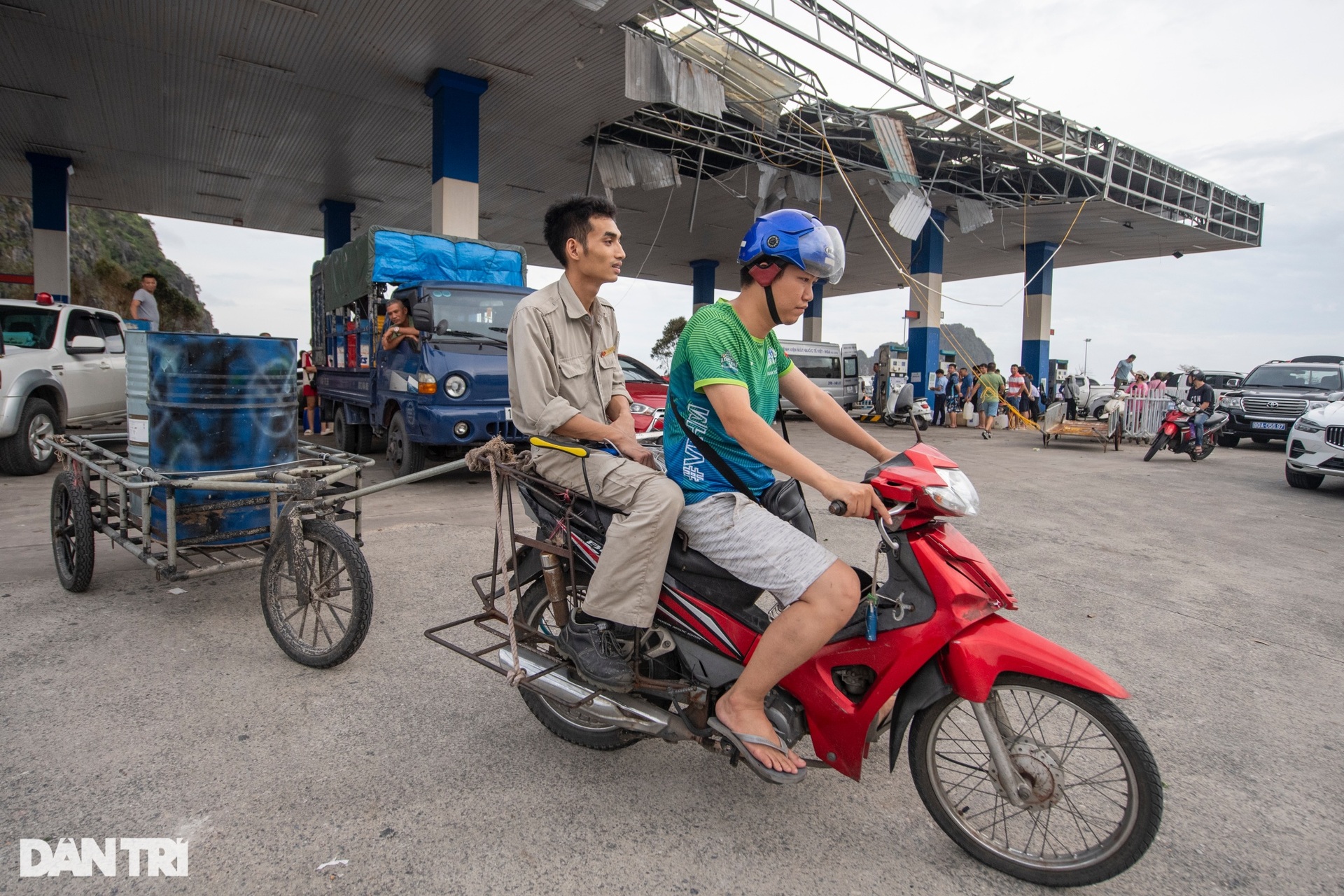 Hạ Long mất điện: Người dân mang thùng phi đi mua xăng dầu, sạc điện thoại - 7 Hạ Long mất điện: Người dân mang thùng phi đi mua xăng dầu, sạc điện thoại - 7