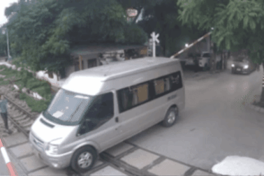 Tước bằng lái của tài xế xe khách vượt ẩu làm gãy barie chắn tàu