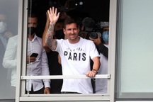Messi vẫy tay chào, cổ động viên tại Paris phấn khích tột cùng