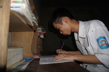 Bố mẹ cắm sổ đỏ để con thực hiện giấc mơ trở thành luật sư