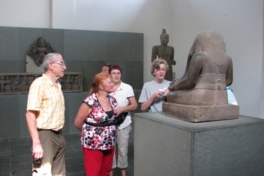 Đà Nẵng: Công khai số điện thoại khẩn cấp hỗ trợ người nước ngoài 