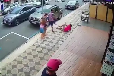 Đánh người vô cớ, người phụ nữ nhận được bài học đích đáng