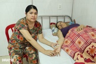 Người phụ nữ đơn thân bị bệnh, gồng mình chăm mẹ bại liệt, 2 con thiểu năng