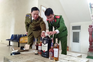 Bắt giữ hơn 800 chai rượu ngoại không giấy tờ hợp lệ