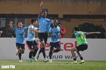 HL Hà Tĩnh thắng Bình Dương, trọng tài gây tranh cãi trên sân Thanh Hóa