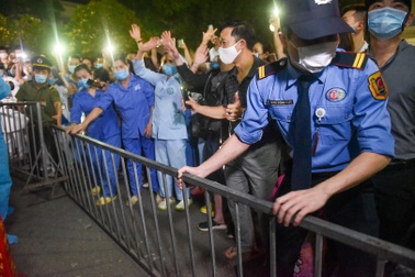 Nhiều y, bác sĩ Bệnh viện Bạch Mai bật khóc khi được gỡ bỏ lệnh cách ly