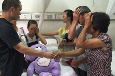 Cảm động cảnh con gái ung thư gặp mặt cha ở tù lần cuối