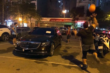 Mercedes-Maybach đỗ trong sân chơi và cái kết khiến người xem "thót tim"