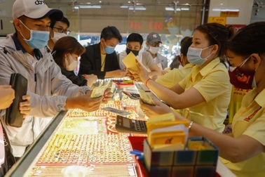 Giá vàng trụ vững mốc cao, nhu cầu tăng vọt