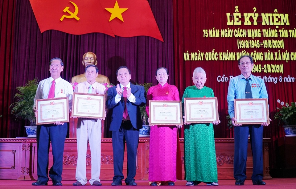 Xây dựng Cần Thơ văn minh, hiện đại mang đậm văn hóa vùng sông nước - 3 Xây dựng Cần Thơ văn minh, hiện đại mang đậm văn hóa vùng sông nước - 3
