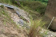 Đang hàn lan can cầu, nam công nhân rơi xuống đất tử vong