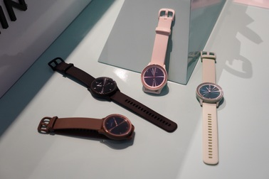 Smartwatch có màn hình cảm ứng kết hợp kim analog cổ điển