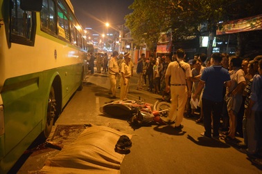 Xe buýt cán chết người, đường phố tắc nghẽn