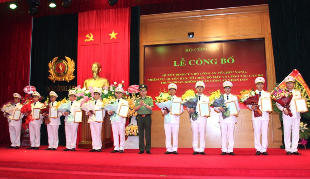 Ra mắt Trung đoàn Không quân Công an nhân dân - 1 Ra mắt Trung đoàn Không quân Công an nhân dân - 1
