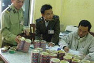 Phát hiện thực phẩm thối cứu trợ dân vùng lũ