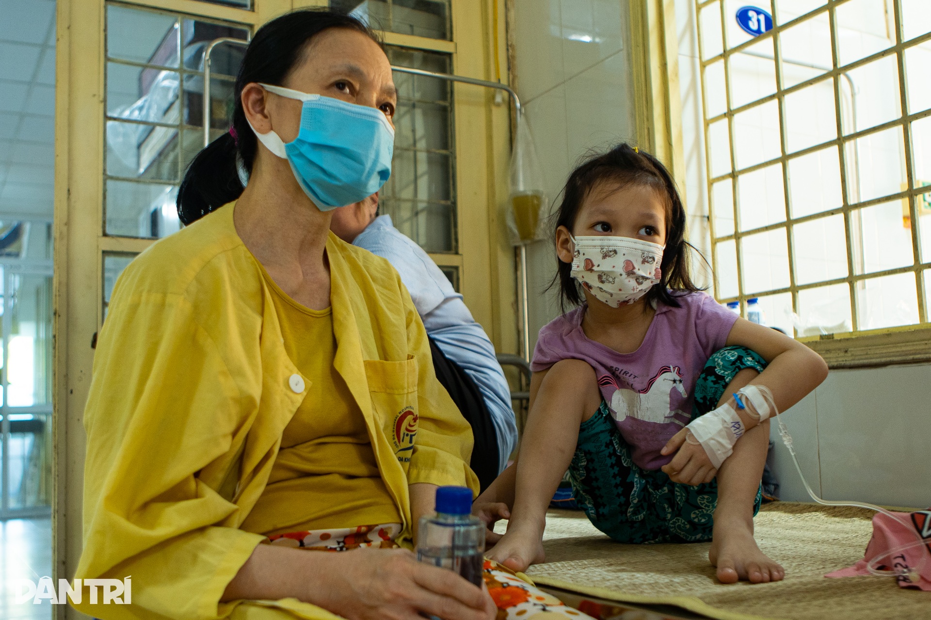 Dịch chồng dịch: Bệnh viện kê thêm giường, mỗi bác sĩ chăm 20 bệnh nhân - 7 Dịch chồng dịch: Bệnh viện kê thêm giường, mỗi bác sĩ chăm 20 bệnh nhân - 7
