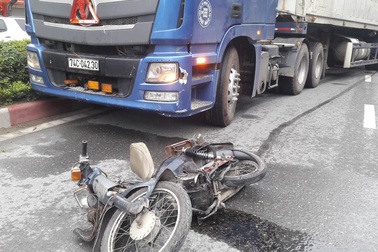 Người đàn ông chở đá lạnh bị xe container kéo lê lao qua ngã tư