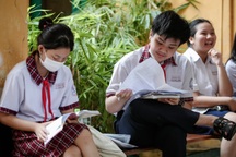 Thí sinh thi vào lớp 10 công lập ở TPHCM "vắt sức" cho môn cuối