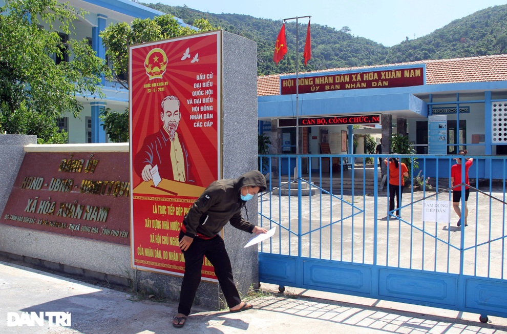 Trụ sở xã bị phong tỏa, hàng chục cán bộ phải cách ly vì một ca Covid-19 - 3 Trụ sở xã bị phong tỏa, hàng chục cán bộ phải cách ly vì một ca Covid-19 - 3