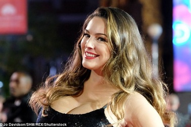 Kelly Brook "lấp ló" ngực đầy