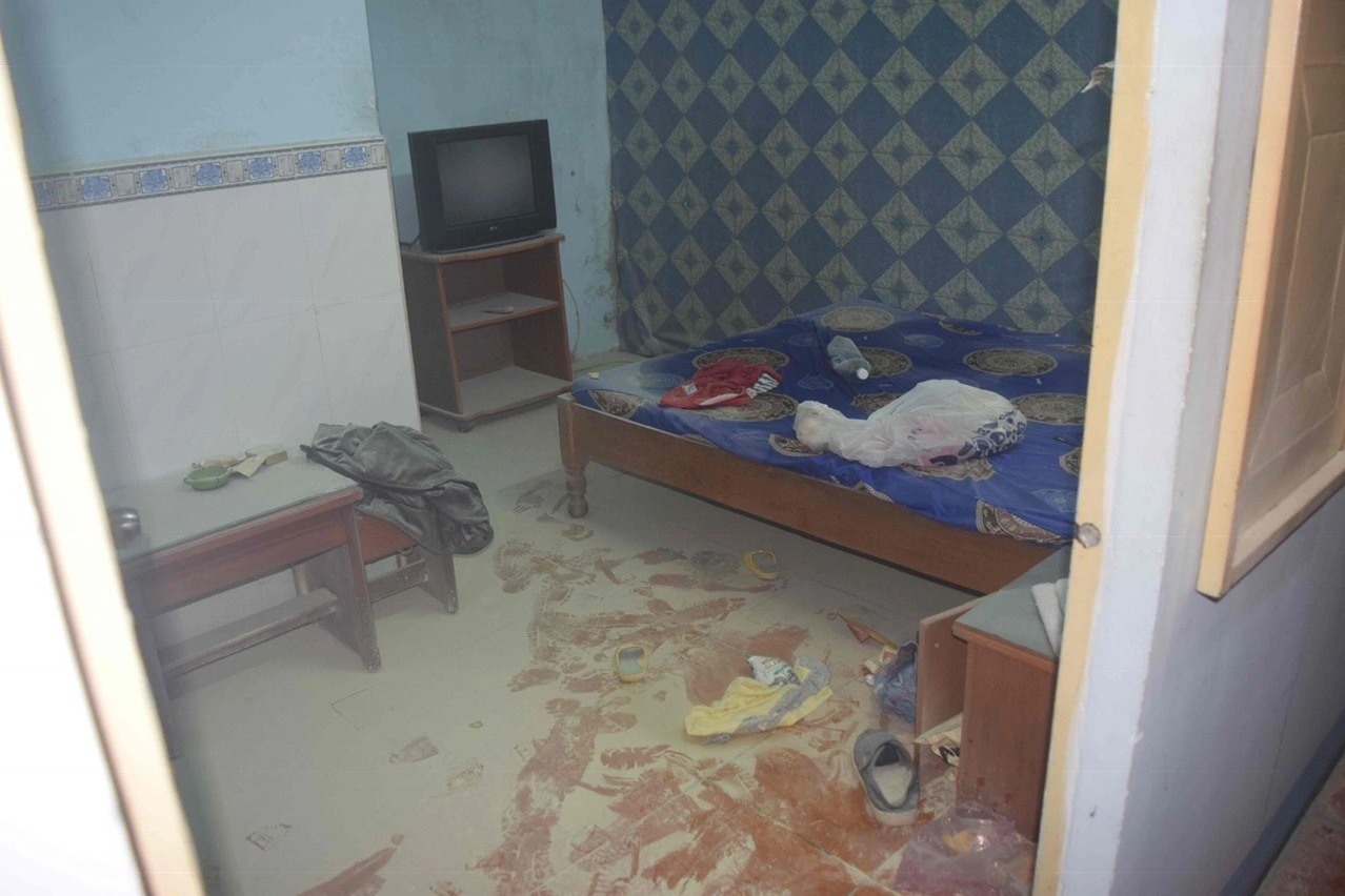 Khởi tố cha ruột đổ xăng lên người 2 con gái để dọa vợ châm lửa đốt - 1 Khởi tố cha ruột đổ xăng lên người 2 con gái để dọa vợ châm lửa đốt - 1