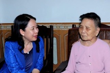 Phó Chủ tịch nước Võ Thị Ánh Xuân thăm, tặng quà gia đình chính sách